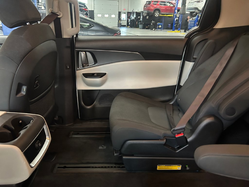Used 2022 Kia Carnival LX FWD image 18