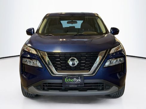 Used 2021 Nissan Rogue SV image 2