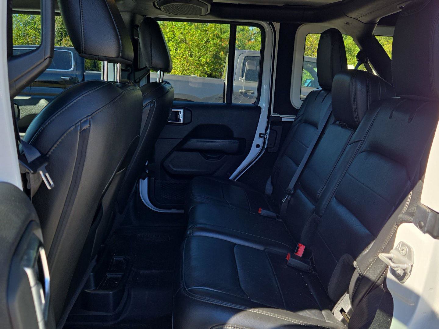 Used 2022 Jeep Wrangler Unlimited Sahara AWD/4WD image 14