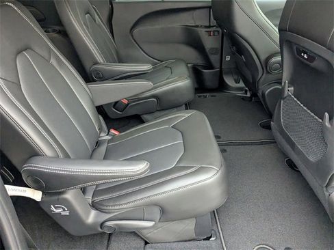 New 2026 Chrysler Pacifica Select image 31