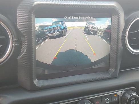 Used 2020 Jeep Wrangler Unlimited Sahara AWD/4WD image 17