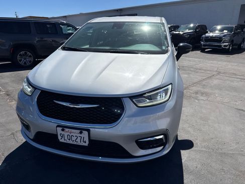 Used 2024 Chrysler Pacifica Limited FWD image 3