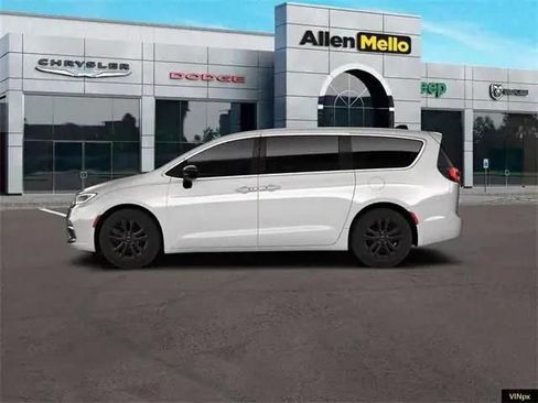 New 2026 Chrysler Pacifica Select image 3