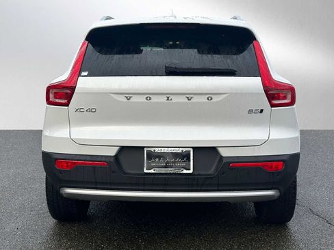 Used 2025 Volvo XC40 B5 Core w/ Climate Package image 4