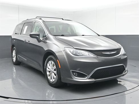 Used 2017 Chrysler Pacifica Touring-L FWD image 1