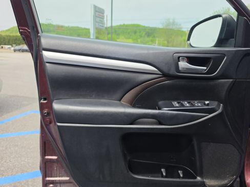Used 2018 Toyota Highlander XLE AWD/4WD image 16