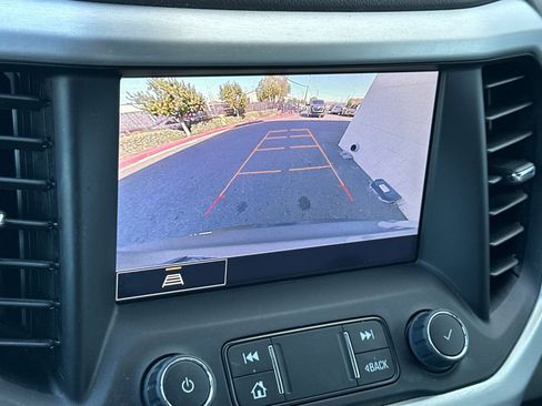 Used 2023 GMC Acadia SLT image 28