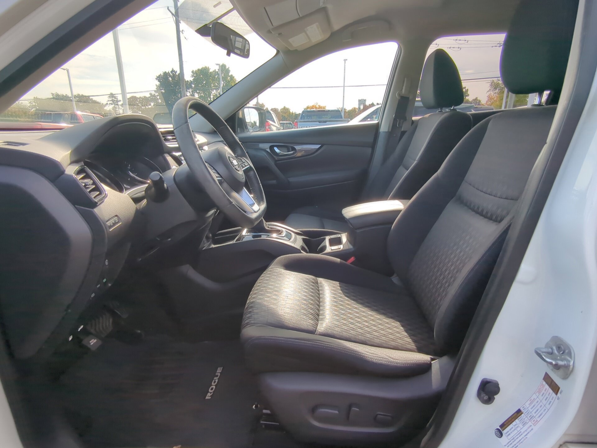 Used 2017 Nissan Rogue SV AWD/4WD image 16