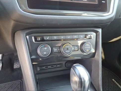 Used 2019 Volkswagen Tiguan SE w/ Panoramic Sunroof Package image 17
