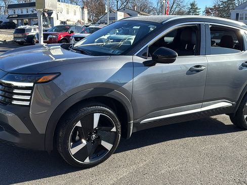 Certified 2025 Nissan Kicks SR image 3