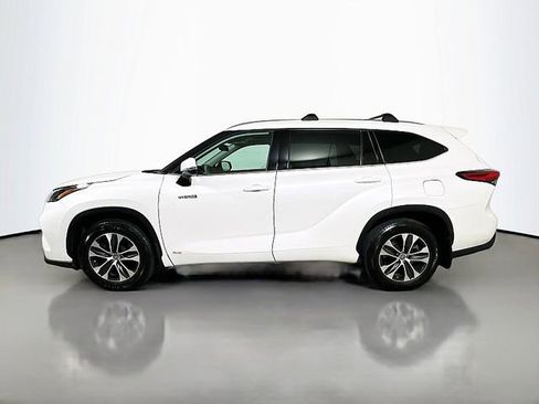 Used 2021 Toyota Highlander XLE AWD/4WD image 4
