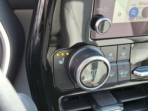 Used 2025 Toyota Highlander XLE image 24