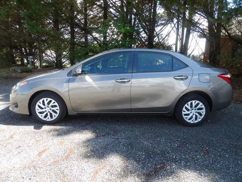 Used 2017 Toyota Corolla LE w/ Carpet Mat Package (TMS) FWD image 2
