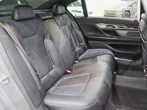 Used 2022 BMW 750i xDrive w/ Executive Package image 34