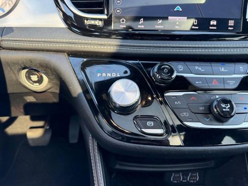 Used 2025 Chrysler Pacifica Limited FWD image 19