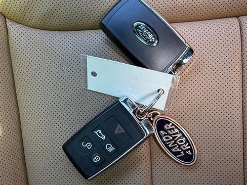 Used 2025 Land Rover Range Rover Sport SE AWD/4WD image 28