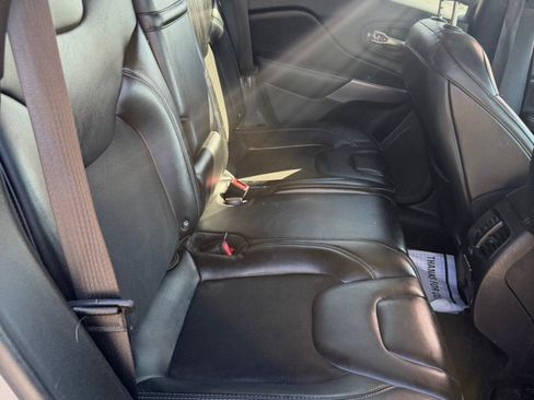 Used 2019 Jeep Cherokee Latitude Plus w/ Comfort/Convenience Group FWD image 26