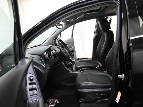 Used 2017 Chevrolet Trax LT w/ Sun & Sound Package AWD/4WD image 11