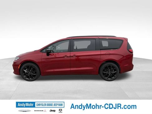 Used 2025 Chrysler Pacifica Limited w/ Uconnect Theater Family Group AWD/4WD image 4