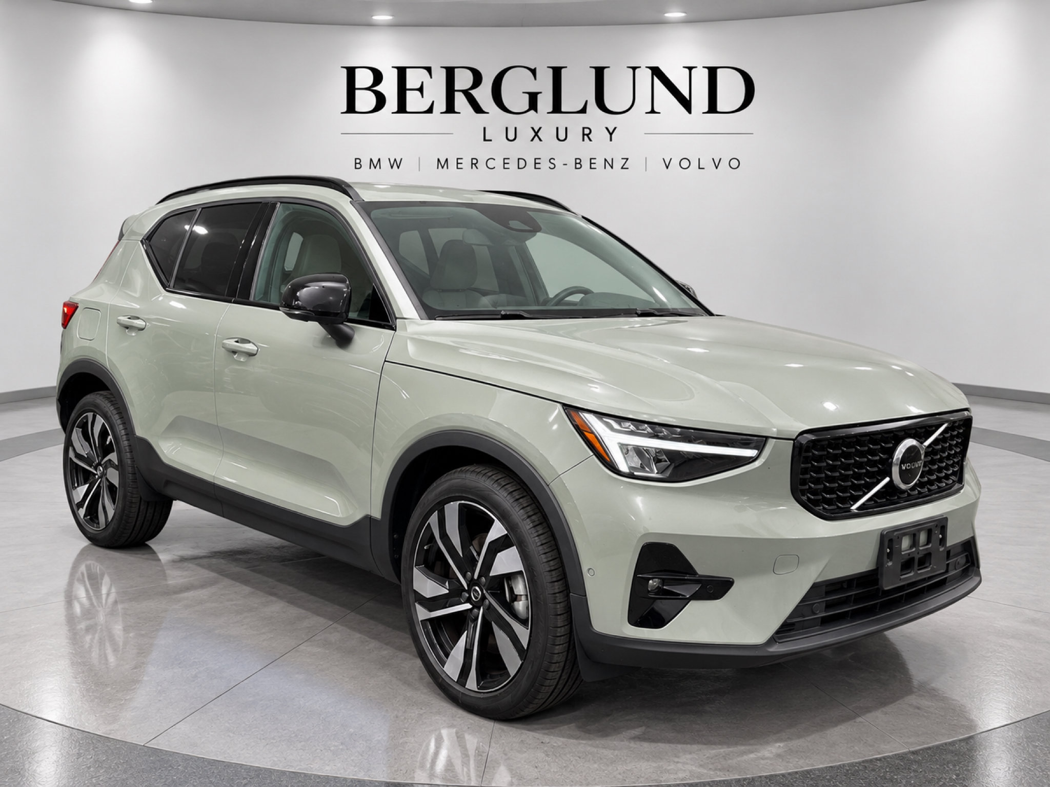 Used 2023 Volvo XC40 B5 Plus w/ Protection Package Premier AWD/4WD image 1