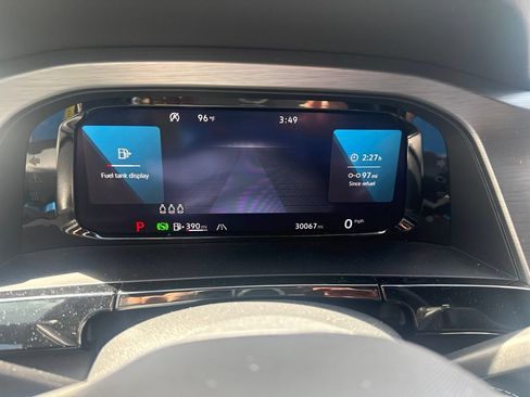 Used 2024 Volkswagen Atlas Cross Sport SE w/ Panoramic Sunroof Package FWD image 4