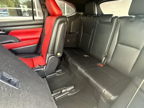Used 2021 Toyota Highlander XSE FWD image 12