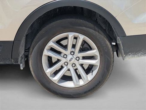 Used 2017 Ford Explorer XLT w/ Equipment Group 201A FWD image 13