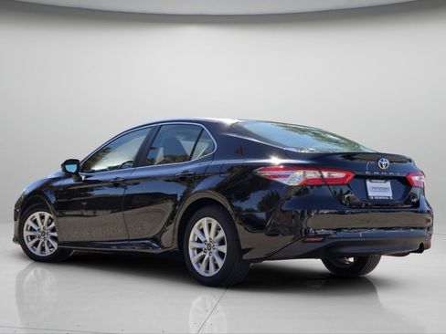 Used 2018 Toyota Camry LE FWD image 14