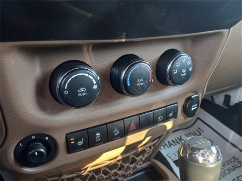 Used 2017 Jeep Wrangler Unlimited Sahara w/ Connectivity Group image 19