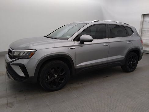 Used 2023 Volkswagen Taos SE w/ Panoramic Sunroof Package FWD image 2