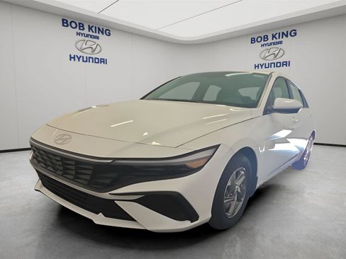 Certified 2026 Hyundai Elantra SE FWD image 1
