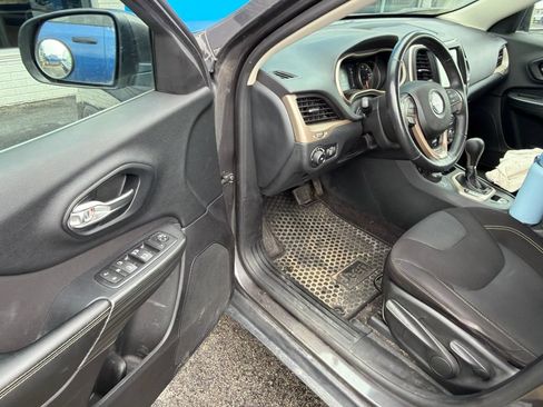 Used 2016 Jeep Cherokee Latitude w/ Cold Weather Group AWD/4WD image 5