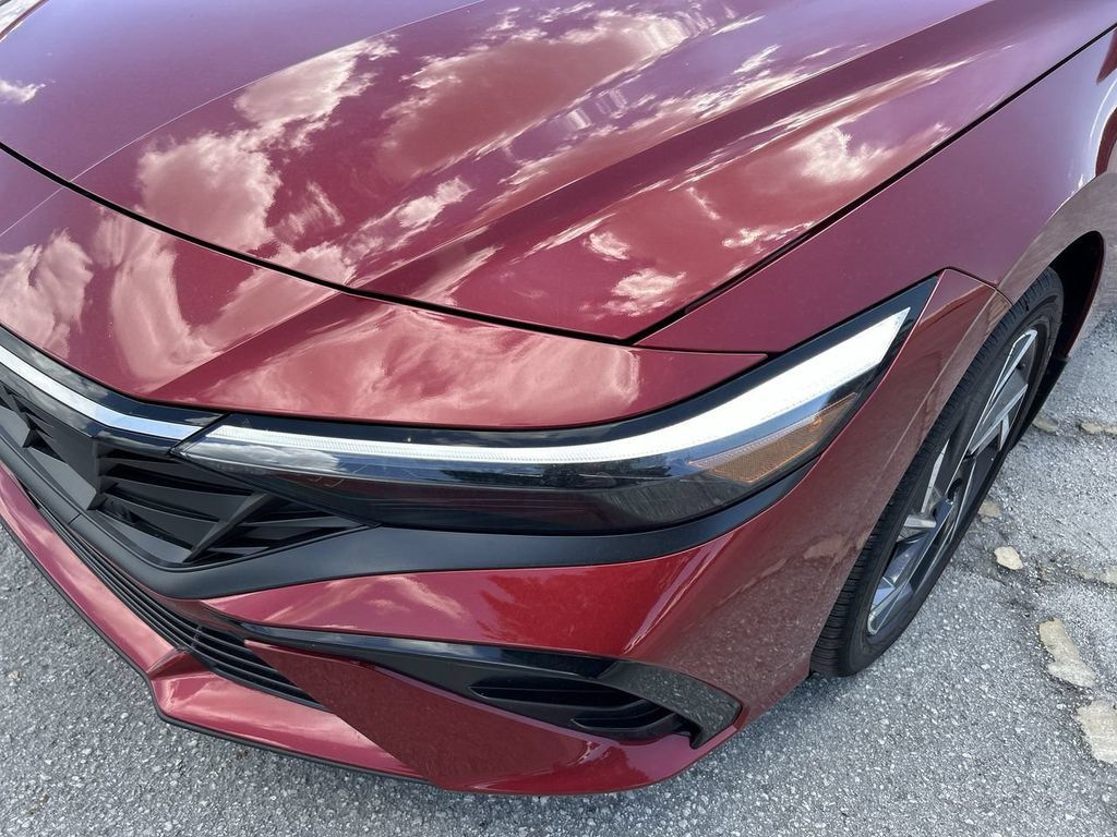 New 2025 Hyundai Elantra Limited FWD image 16