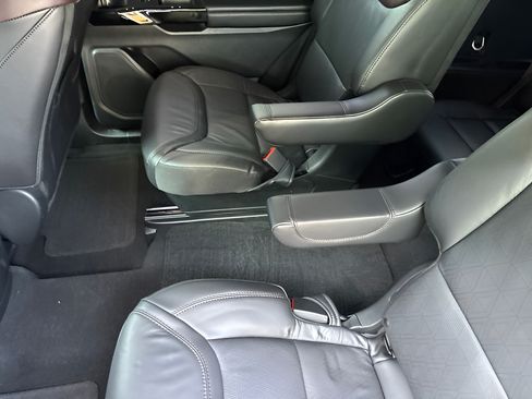 Used 2023 Ford Explorer Platinum w/ Technology Package AWD/4WD image 39