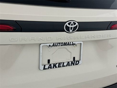Used 2024 Toyota Grand Highlander XLE image 28