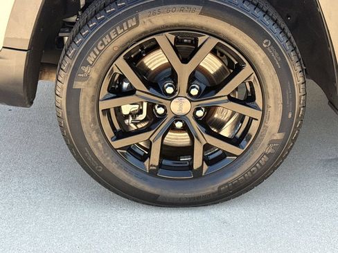 Used 2024 Jeep Grand Cherokee L Laredo AWD/4WD image 9