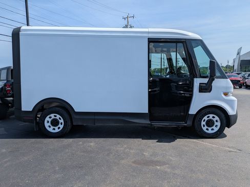 Used 2024 Chevrolet Brightdrop 400 w/ Commercial Equipment Package AWD/4WD image 3