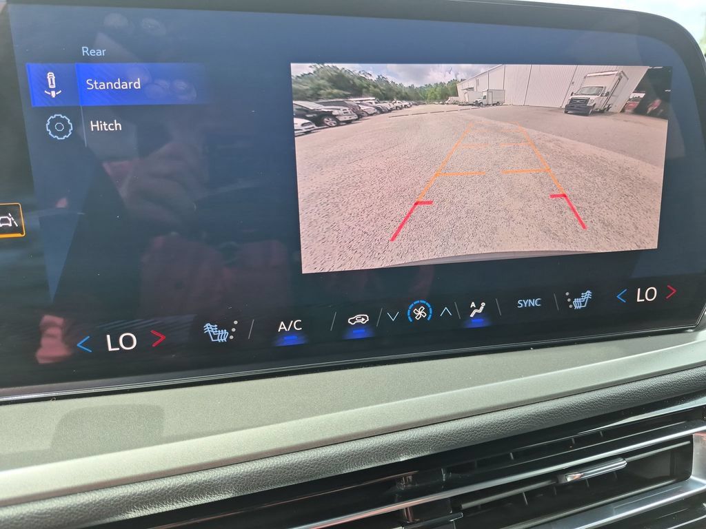 Used 2025 Chevrolet Traverse LT FWD image 25