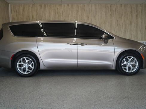 Used 2018 Chrysler Pacifica Touring Plus w/ Tire & Wheel Group FWD image 6