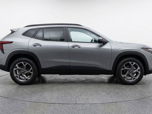 Used 2025 Chevrolet Trax LT FWD image 11