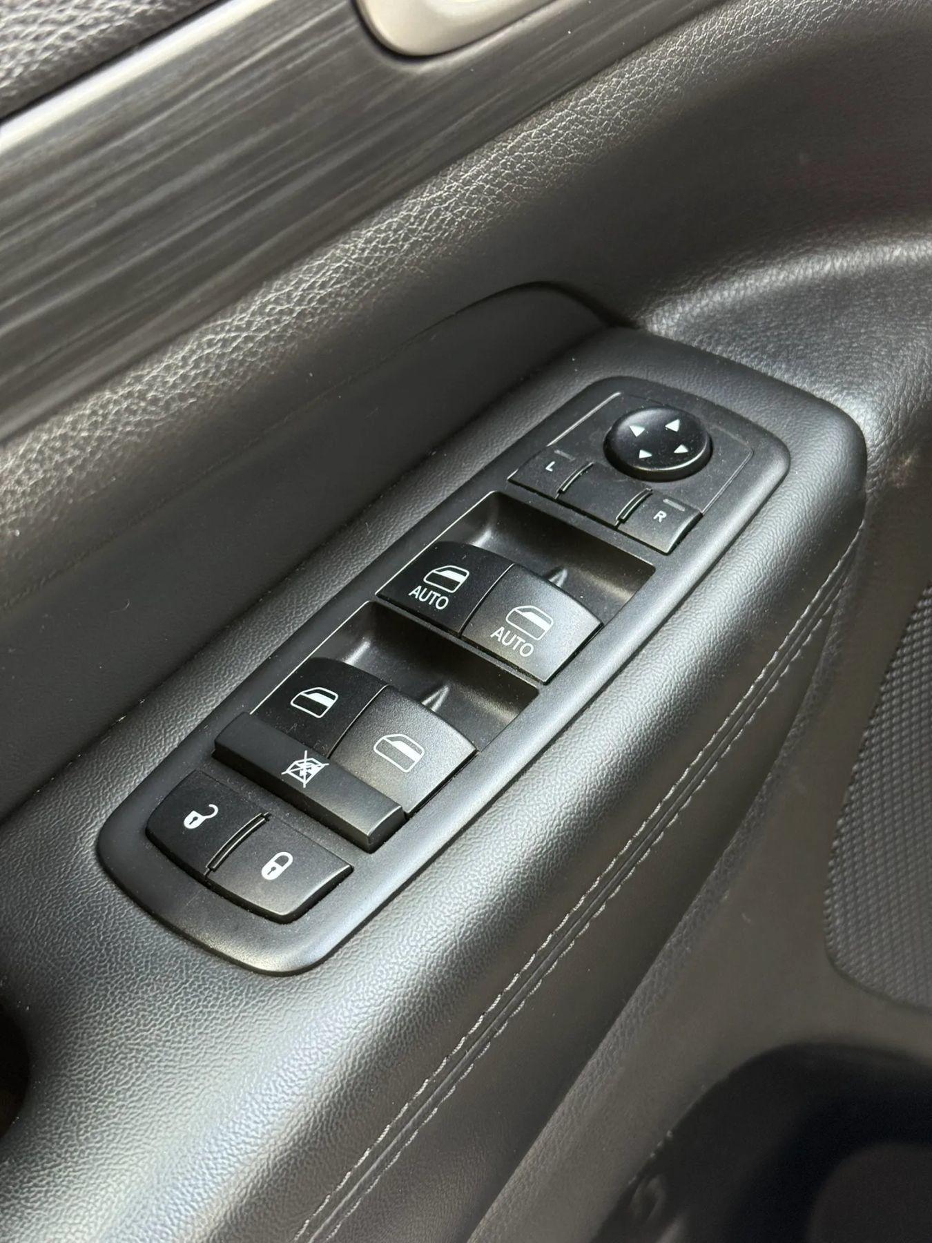 Used 2019 Jeep Grand Cherokee Laredo AWD/4WD image 26