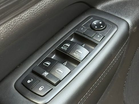 Used 2019 Jeep Grand Cherokee Laredo AWD/4WD image 26