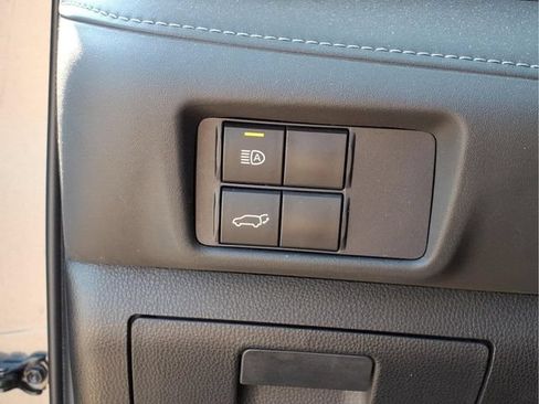 Used 2021 Toyota Highlander XLE AWD/4WD image 14