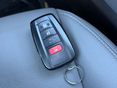 Used 2021 Toyota Highlander LE AWD/4WD image 31