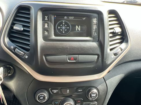 Used 2016 Jeep Cherokee Sport w/ Cold Weather Group AWD/4WD image 18