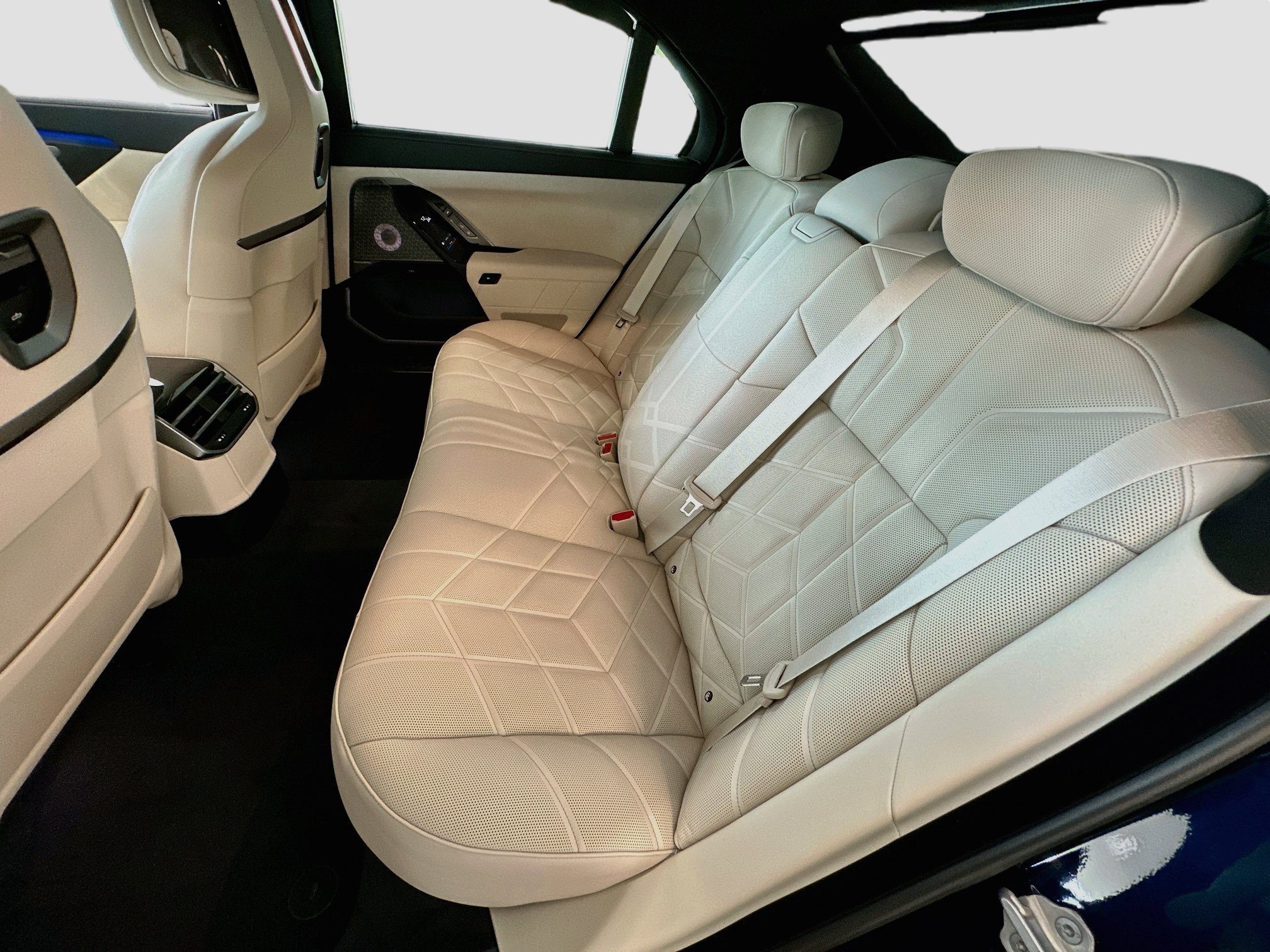 New 2027 BMW 740i w/ Executive Package RWD image 21