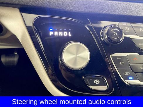 Used 2024 Chrysler Pacifica Touring-L image 19