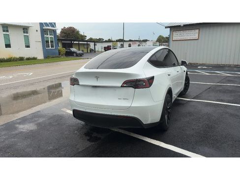 Used 2022 Tesla Model Y Long Range AWD/4WD image 3