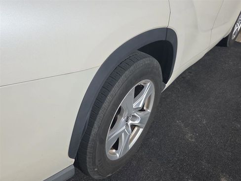 Used 2021 Toyota Highlander LE FWD image 17