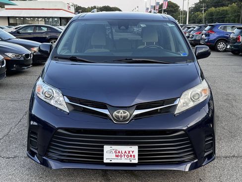 Used 2020 Toyota Sienna LE w/ LE Preferred Package FWD image 2